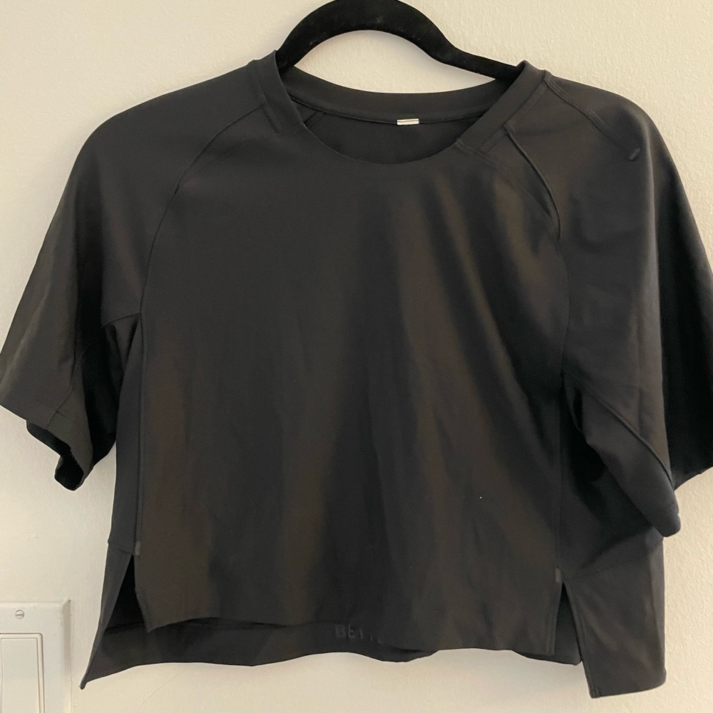 Lululemon flowy cropped athletic top. Size 4.